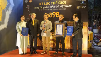 Trao hai kỷ lục cho “Bản đồ Việt Nam bằng tăm giang”