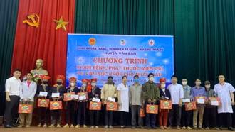 Khám bệnh, cấp phát thuốc miễn phí tại xã Dần Thàng
