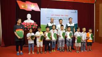 Trao 300 triệu đồng tài trợ quỹ khuyến học cho 3 huyện Bảo Thắng, Bảo Yên, Bát Xát