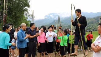 Các đồng chí lãnh đạo tỉnh tham gia ngày hội văn hóa dân gian tại huyện Bảo Yên