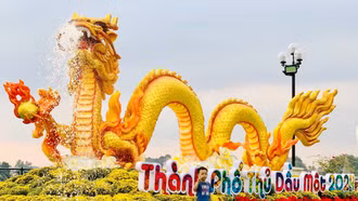 Người dân, du khách thích thú với linh vật Rồng của Bình Dương