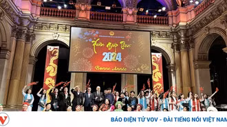 Nồng ấm Tết cộng đồng giữa thủ đô Paris, Pháp