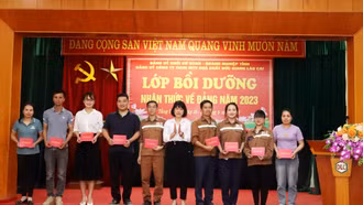 99 quần chúng ưu tú khu công nghiệp Tằng Loỏng được bồi dưỡng nhận thức về Đảng
