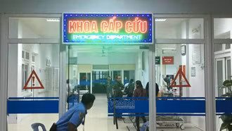 Uống rượu ngâm có độc, 2 người đàn ông ở Hà Nội cùng đi cấp cứu ngày cận Tết