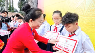 Nâng bước chân em đến trường