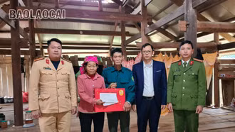 Thăm, tặng quà tết 10 gia đình nạn nhân tai nạn giao thông