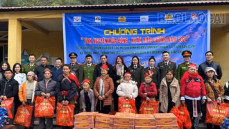 Tặng quà các gia đình có hoàn cảnh khó khăn tại thôn Bản Cam