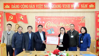 Chủ nhiệm Ủy ban Kiểm tra Tỉnh ủy Nguyễn Văn Phúc tặng quà tết tại thành phố Lào Cai