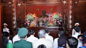 Đoàn đại biểu dự Đại hội MTTQ Việt Nam tỉnh lần thứ XVI dâng hương tại Nhà lưu niệm Bác Hồ và Đài tưởng niệm các anh hùng liệt sĩ