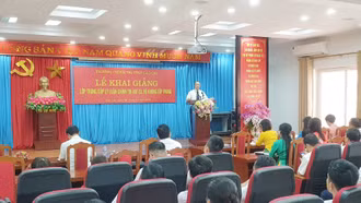 70 học viên tham gia lớp Trung cấp lý luận chính trị