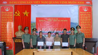 Đoàn công tác Công an tỉnh Lào Cai thăm gia đình các nạn nhân tử vong trong trận lũ quét tại xã Liên Minh 