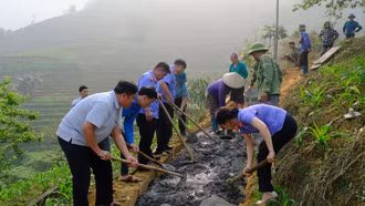 Viện Kiểm sát nhân dân tỉnh hỗ trợ vật liệu giúp xã Thanh Bình làm đường giao thông nông thôn