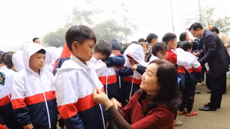 Trao áo ấm cho học sinh khó khăn tại huyện Bát Xát