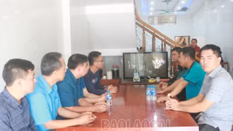 Đoàn công tác của huyện Bát Xát thăm, động viên gia đình nạn nhân bị lũ cuốn tại xã Bản Vược