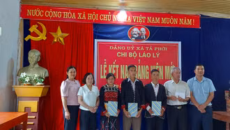 Chi bộ Láo Lý, xã Tả Phời kết nạp 3 đảng viên người Xá Phó