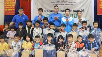 Trường Đại học Luật Hà Nội trao quà cho học sinh vùng cao Sa Pa