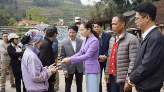 Bắc Hà thăm hỏi, hỗ trợ gia đình bị cháy nhà tại xã Na Hối