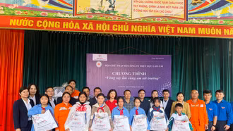 Hội Chữ thập đỏ Công ty Điện lực Lào Cai tặng nhiều phần quà cho học sinh Si Ma Cai