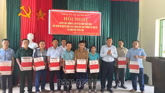 Đồng chí Phó Bí thư Tỉnh ủy Hoàng Giang dự hội nghị tuyên vận tại xã Dương Quỳ 