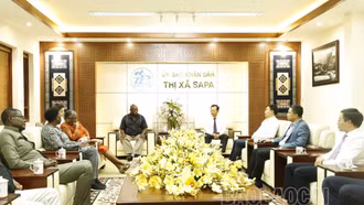 Phó Chủ tịch Thường trực UBND tỉnh Hoàng Quốc Khánh tiếp xã giao Đoàn công tác của Quốc hội Namibia