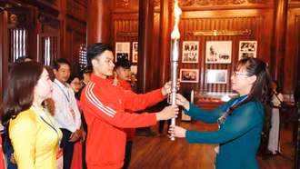 Đoàn đại biểu Hội khỏe Phù Đổng tỉnh dâng hương tại Nhà lưu niệm Chủ tịch Hồ Chí Minh