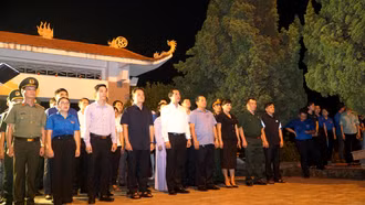  Chủ tịch UBND tỉnh Trịnh Xuân Trường dự Lễ thắp nến tri ân các anh hùng liệt sĩ