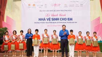 Khánh thành công trình “Nhà vệ sinh cho em” tại Trường PTDT bán trú THCS xã Phìn Ngan