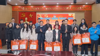 Trao Tết đến thanh niên công nhân, học sinh, sinh viên nghèo