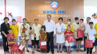 Phó Chủ tịch HĐND tỉnh Lý Bình Minh thăm, tặng quà bệnh nhi