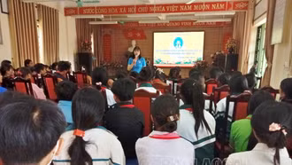 Học sinh Nàn Sín được tuyên truyền về phòng chống tảo hôn và hôn nhân cận huyết thống