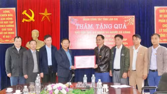 Chủ tịch Ủy ban MTTQ Việt Nam tỉnh Lào Cai Giàng Seo Vần thăm, tặng quà tết tại Bảo Yên