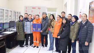 Tổng Công ty Điện lực miền Bắc tặng quà học sinh khó khăn xã Bản Hồ, thị xã Sa Pa