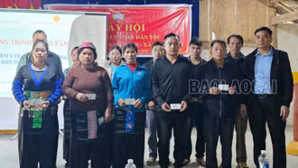 Tặng 100 thẻ bảo hiểm y tế cho đồng bào dân tộc thiểu số vùng lũ xã Liên Minh