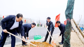 Các đồng chí Thường trực Tỉnh ủy dự Lễ phát động Tết trồng cây tại huyện Bảo Thắng