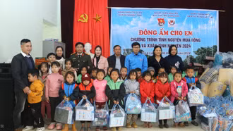 Trao 205 suất quà cho hộ nghèo, hộ cận nghèo và học sinh nghèo tại xã A Lù