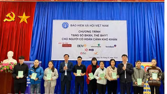 Trao tặng sổ BHXH và thẻ BHYT cho người dân có hoàn cảnh khó khăn tại thành phố Lào Cai