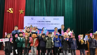 Trao tặng 200 suất quà cho học sinh xã Dần Thàng
