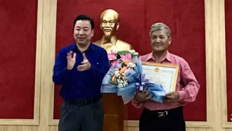 Khen thưởng công dân có thành tích dũng cảm bắt đối tượng nghiện ma túy trộm cắp tài sản