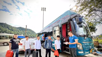 Hiệp hội Du lịch tỉnh Lào Cai phối hợp với một hãng xe tặng vé xe miễn phí cho tân sinh viên đi nhập học