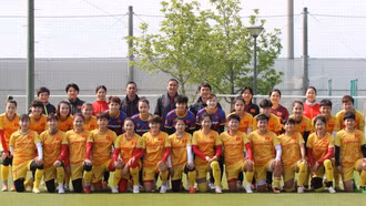 21 nữ tuyển thủ cùng HLV Mai Đức Chung sang Campuchia