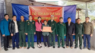 Bàn giao nhà “Đại đoàn kết” cho gia đình nạn nhân chất độc da cam/dioxin tại xã Bản Vược