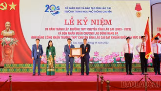 Trường THPT Chuyên Lào Cai đón nhận Huân chương Lao động hạng Ba