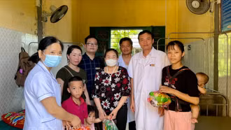 Mang niềm vui đến bệnh nhi nhân ngày Tết thiếu nhi