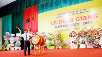 Đồng chí Bí thư Tỉnh ủy Đặng Xuân Phong dự khai giảng năm học mới tại Trường THPT Dân tộc Nội trú tỉnh