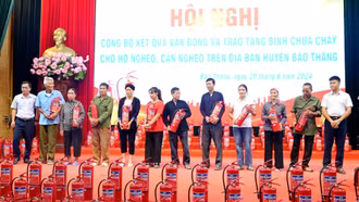 Hội nghị công bố kết quả vận động và trao bình chữa cháy cho hộ nghèo, cận nghèo