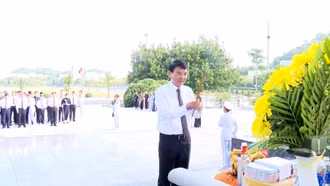 Các đồng chí lãnh đạo tỉnh dâng hương nhân dịp kỷ niệm 77 năm ngày Thương binh - Liệt sĩ 