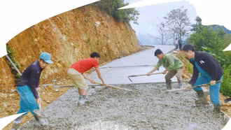 Hết lòng vì việc chung