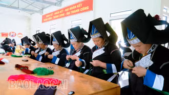 Mường Khương: Tổ chức lớp truyền dạy bảo tồn nghệ thuật trang trí trên trang phục của người Pa Dí