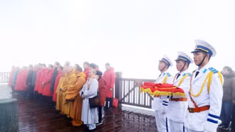 Các đồng chí lãnh đạo tỉnh dự Lễ thượng cờ trên đỉnh Fansipan đầu năm mới Giáp Thìn 2024