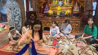 Trải nghiệm làm nón lá làng Chuông tại phố cổ Hà Nội